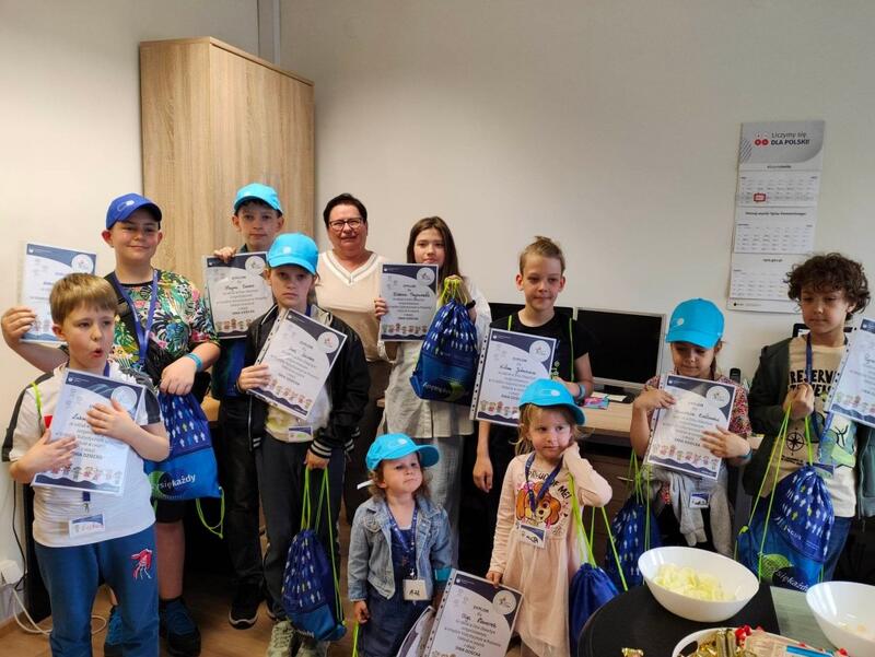 Powiększ obraz: Grupa dzieci z kierownikiem Oddziału w Lesznie