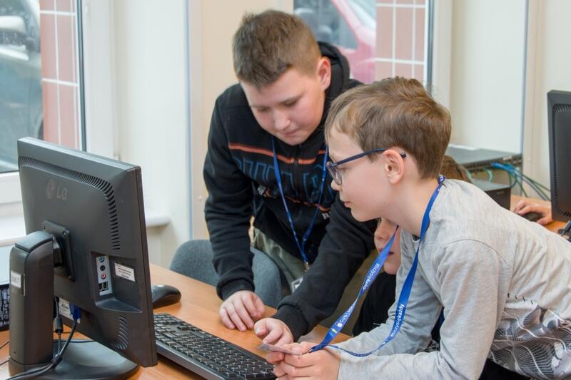Powiększ obraz: Dwóch chłopców patrzących w monitor