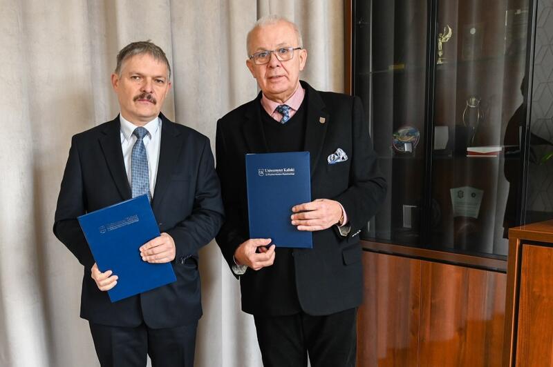 Powiększ obraz: dyrektor Urzędu Statystycnego w Poznaniu i prof. dr hab. n. med. i n. o zdr. Andrzej Wojtyła - Rektor Uniwersytetu Kaliskieg