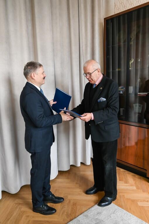 Powiększ obraz: dyrektor Urzędu Statystycnego w Poznaniu Jacek Kowalewski i prof. dr hab. n. med. i n. o zdr. Andrzej Wojtyła - Rektor Uniwersytetu Kaliskieg