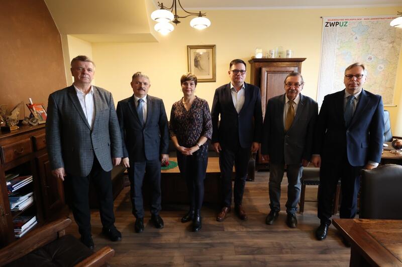 Powiększ obraz: dyrektor Urzędu Statystycnego w Poznaniu Jacek Kowalewski i dr Janusz Poła - Rektor Akademii Nauk Stosowanych im. Jana Amosa Komeńskiego w Lesznie