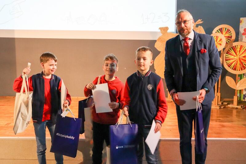 Powiększ obraz: Uczestnicy z dyplomami i nagrodami