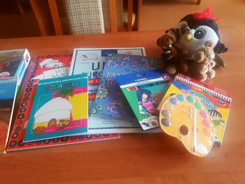 Powiększ obraz: Przygotowane podarunki: książki, kredki, farbki, zabawki