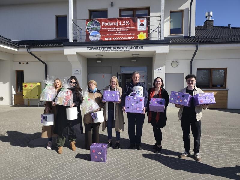 Powiększ obraz: Pracownicy z paczkami