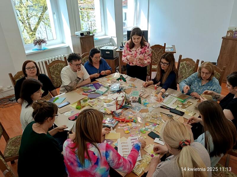 Powiększ obraz: Pracownicy przygotowujący kartki
