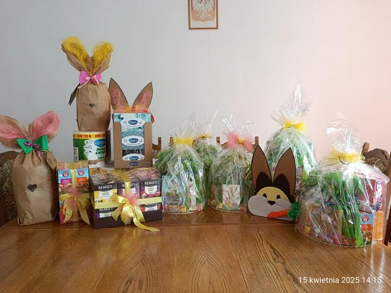 Powiększ obraz: Paczki ustawione pod ścianą wewnątrz Hospicjum