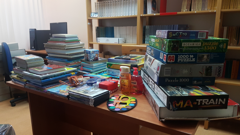 Powiększ obraz: Gry planszowe, kredki, farbki, zeszyty, ksiąki na stole