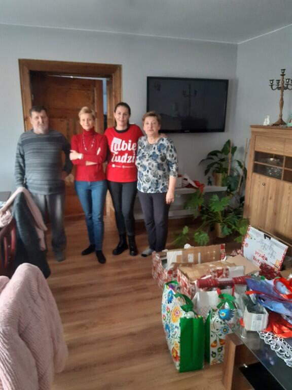 Powiększ obraz: 4 osoby z paczkami