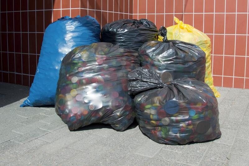 Powiększ obraz: Zapakowane czarne worki z nakrętkami